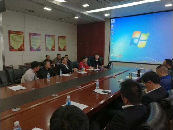 保山移动综合部总司理李梅（前排右一）在培训会上讲话。。。。