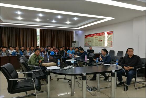 九州ku酷游办公室主任宋洋（右二）在清静培训会上宣贯九州ku酷游公司车辆治理制度和清静执律例则。。。。